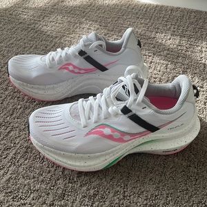 BRAND NEW*** Saucony W’s Tempus shoes size 6